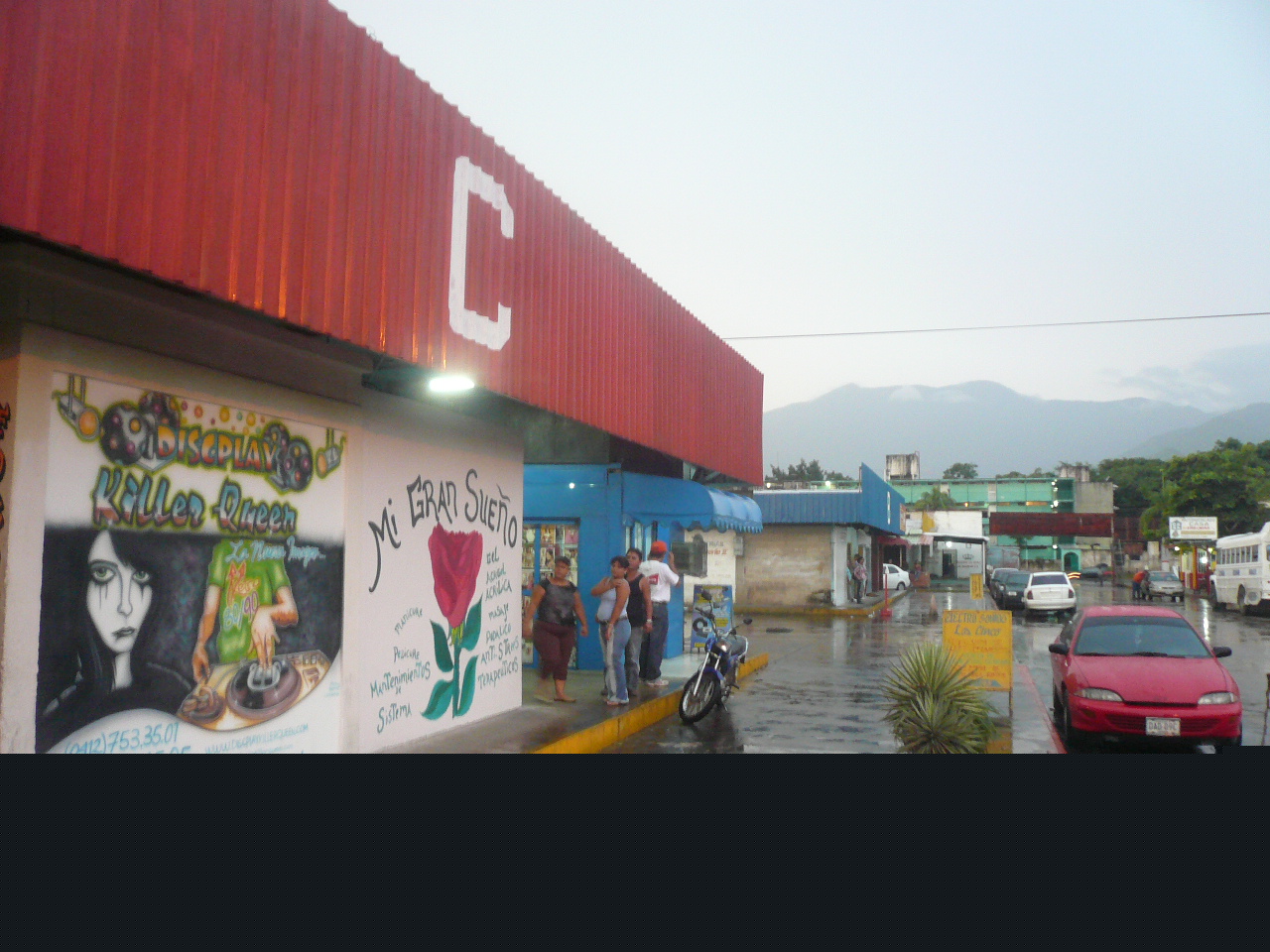 Vista a la entrada principal del Centro Comercial